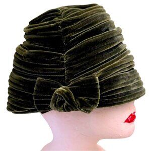 Jeanne Le Maréchal France Vintage 60s Velvet Bow Hat Green Pill Box Elegant Cap